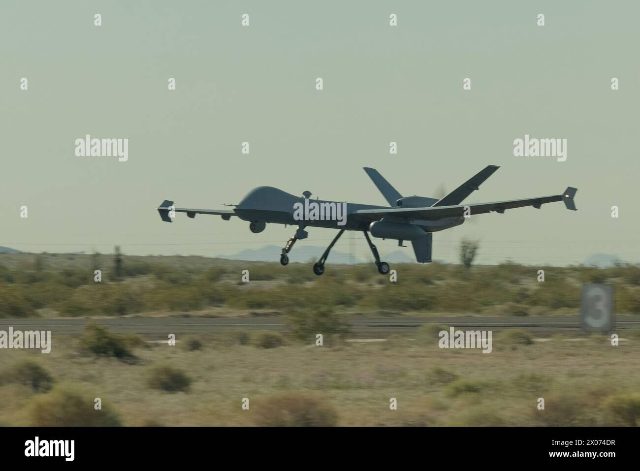 Un drone mq-9 Reaper del corpo dei Marines degli Stati Uniti, assegnato al Marine Aviation Weapons and Tactics Squadron One, si prepara al decollo durante il sistema aereo senza equipaggio Foto Stock