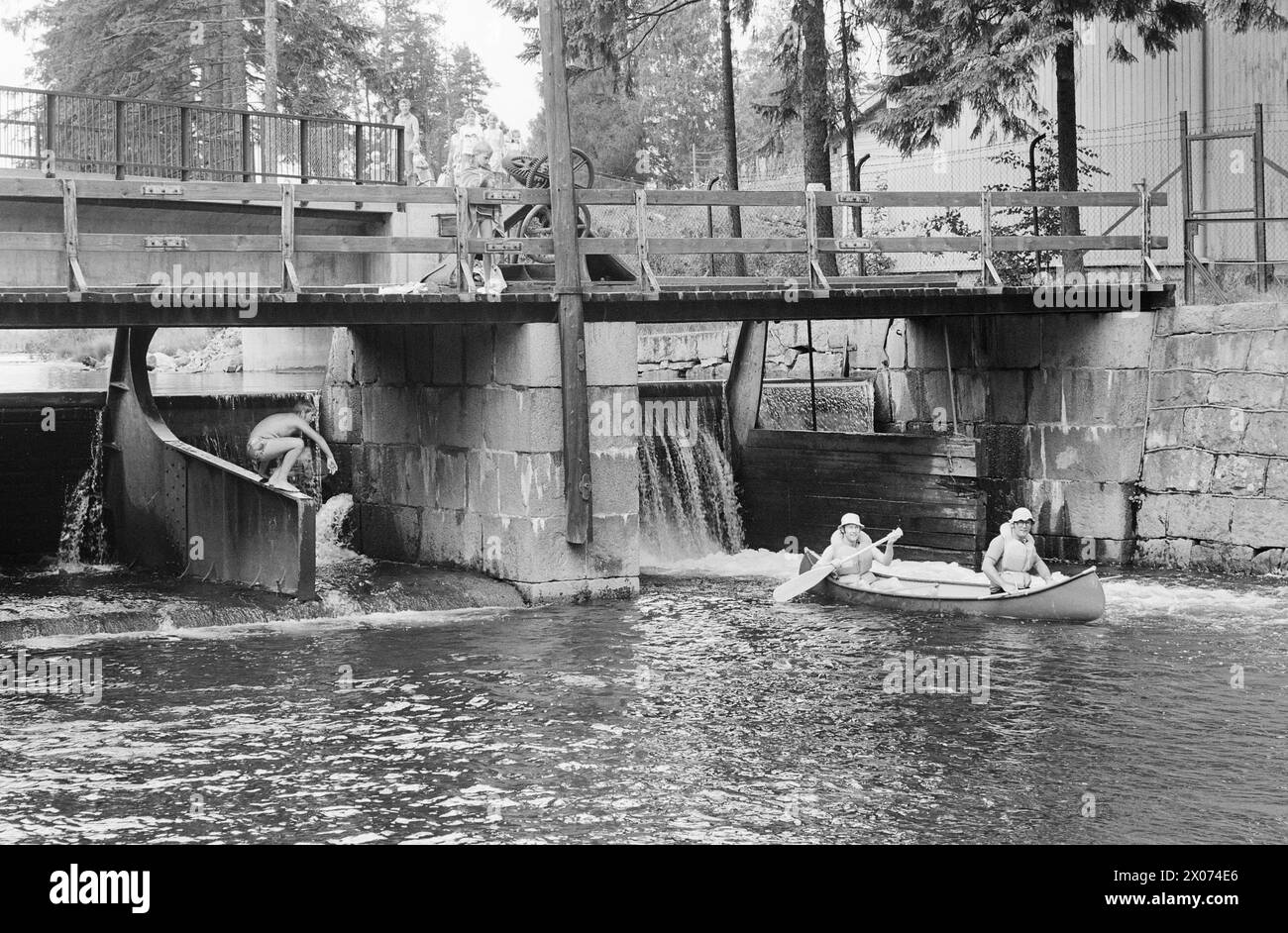 Effettivo 31 - 2 - 1973: In canoa attraverso Oslois è possibile remare giù Akerselva in canoa? Aktuell equipaggiò una spedizione che avrebbe cercato di farsi strada da Maridalsvannet alla banchina di Kølapålsen. 1 siamo scesi a Oset, all'estremità meridionale dell'idilliaco Maridalsvannet. Questo è in realtà il punto in cui inizia la Akerselva lunga nove chilometri. Qui abbiamo visto i primi indigeni, erano piccoli e mal vestiti. I documenti che abbiamo studiato prima del viaggio potrebbero dirci che lo scrittore di avventure per Christian Asbjørnsen spesso si trovava qui con la sua canna da pesca. La storia della manovella del miller viene da OSE Foto Stock