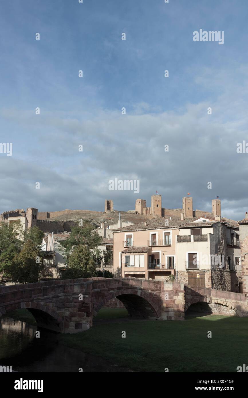 antico, alto muro di pietra e torre, parte di una fortezza, sotto un cielo nuvoloso con un ambiente arido Foto Stock