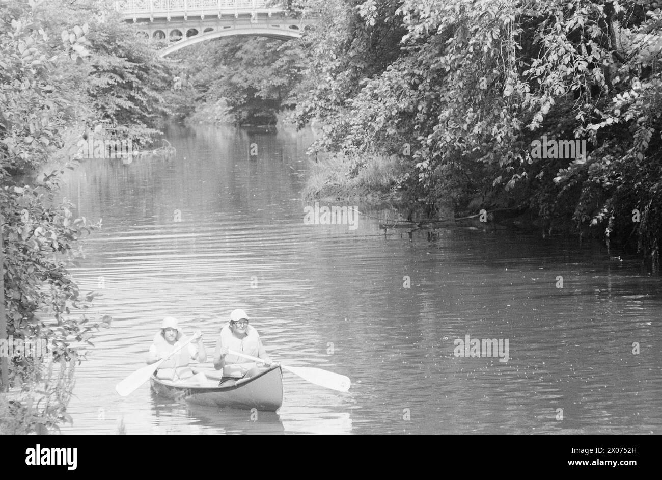 Effettivo 31 - 2 - 1973: In canoa attraverso Oslois è possibile remare giù Akerselva in canoa? Aktuell equipaggiò una spedizione che avrebbe cercato di farsi strada da Maridalsvannet alla banchina di Kølapålsen. 11 quante persone che attraversano questo ponte ogni giorno lo riconosceranno? La vegetazione ricorda i subtropici e il ponte sembra essere stato costruito per le coppie innamorate. Ma secondo la nostra mappa, questo è il ponte di Hausmann appena fuori Lakkegata a Grønland, un'area che i nostri documenti non associano al romanticismo. I lettori possono anche essere felici che siano i soldi e non le immagini a puzzare. Per ora, Foto Stock