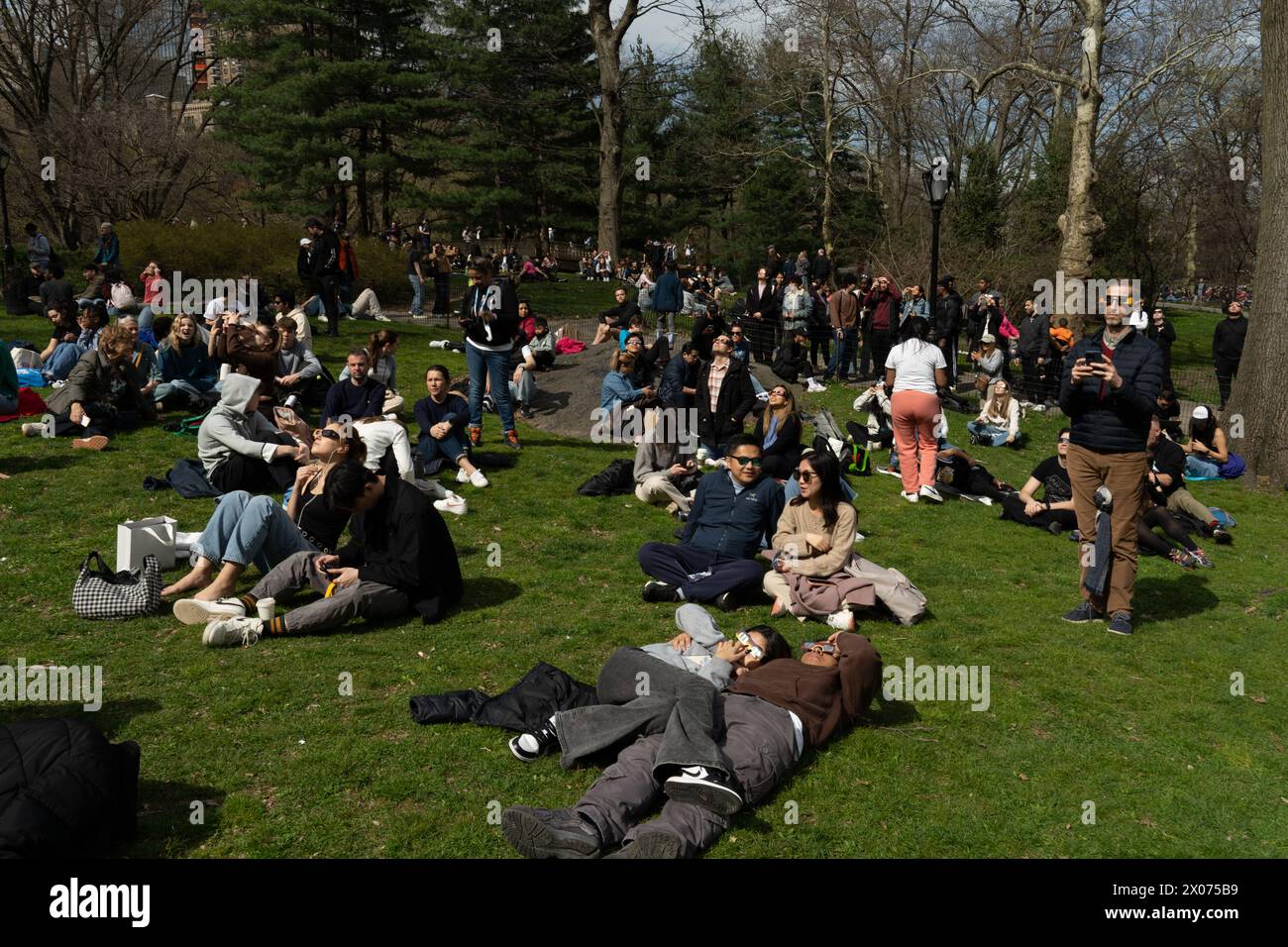 Manhattan, Stati Uniti. 8 aprile 2024. Le coppie sfruttano al massimo la possibilità di guardare l'eclissi solare del 2024 con il loro altro significativo a Central Park. (Foto di Derek French/SOPA Images/Sipa USA) credito: SIPA USA/Alamy Live News Foto Stock
