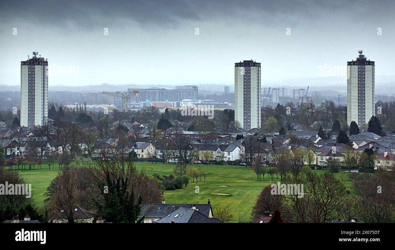 Glasgow, Scozia, Regno Unito. 10 aprile 2024: Regno Unito Meteo: Tempesta Pierrick pioggia sulla città. Pioggia sulle torri di scotstoun. Credit Gerard Ferry/Alamy Live News Foto Stock