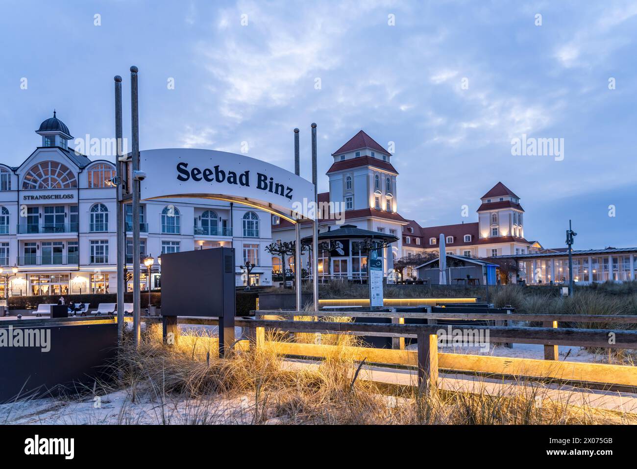 Schild Seebad Binz an der Seebrücke und Kurhaus Hotel von Binz in der Abenddämmerung, Insel Ruegen, Meclemburgo-Vorpommern, Deutschland | Seebad Bin Foto Stock