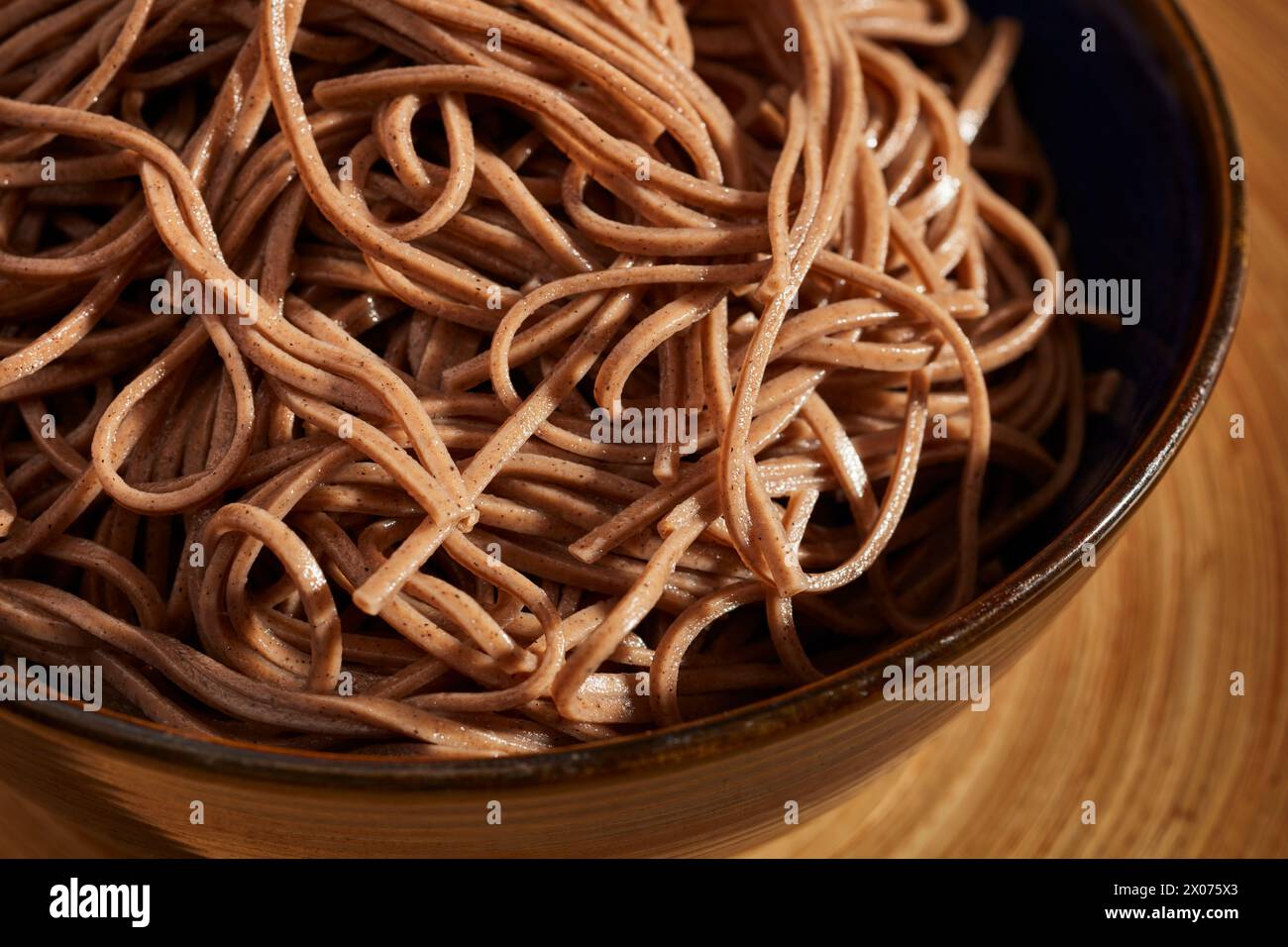 Una ciotola di soba cotta, la pasta di grano saraceno popolare in Giappone e Corea Foto Stock