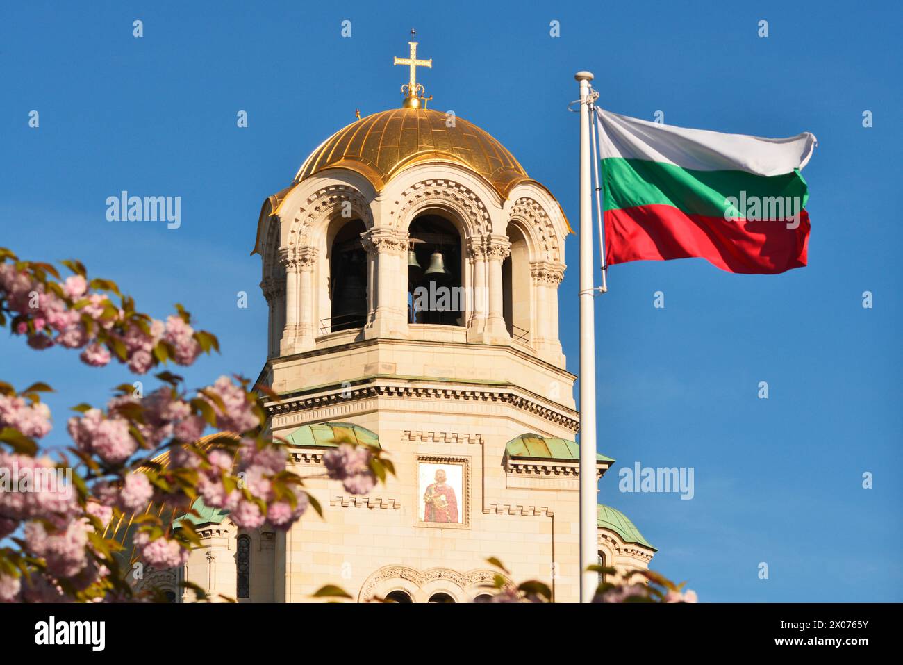 St Cattedrale Alexander Nevsky e bandiera nazionale bulgara a Sofia Bulgaria, Europa orientale, Balcani, UE Foto Stock