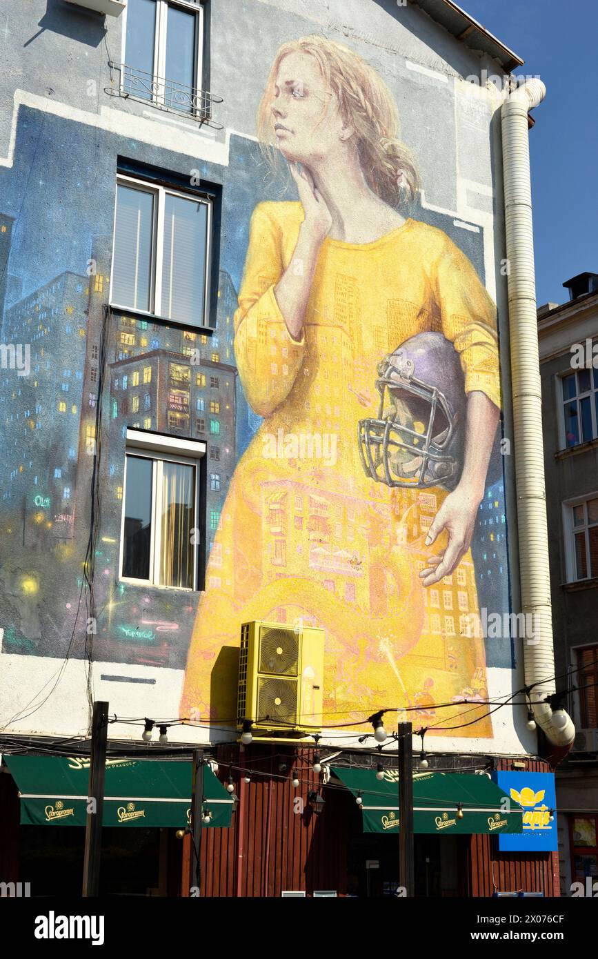 Murale raffigurante una giovane donna in possesso di un casco da calcio americano a Sofia, Bulgaria, Europa orientale, Balcani, UE Foto Stock