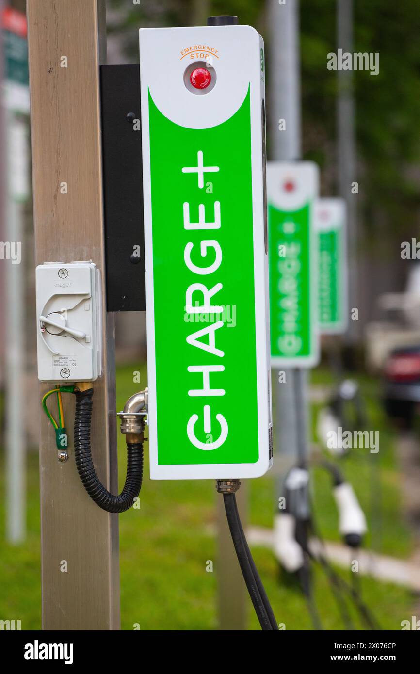 Strato di caricabatterie per auto elettriche da caricare in un'area parcheggio all'aperto, gestito da Charge+ Pte Ltd a Singapore. Foto Stock