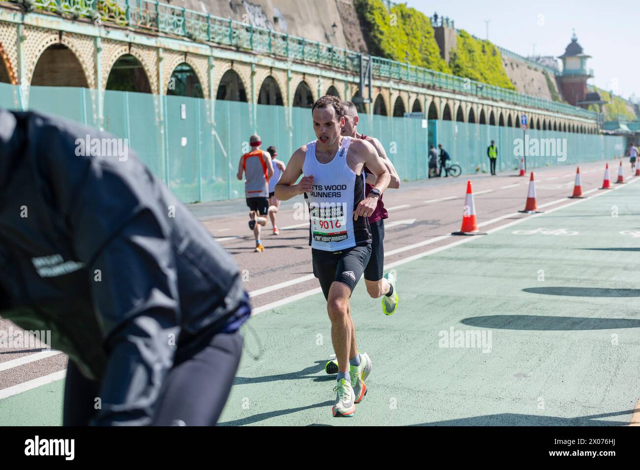 Oliver Knowles vincitore della maratona maschile di Brighton nel 2024 con il tempo di 02:32:27 Foto Stock