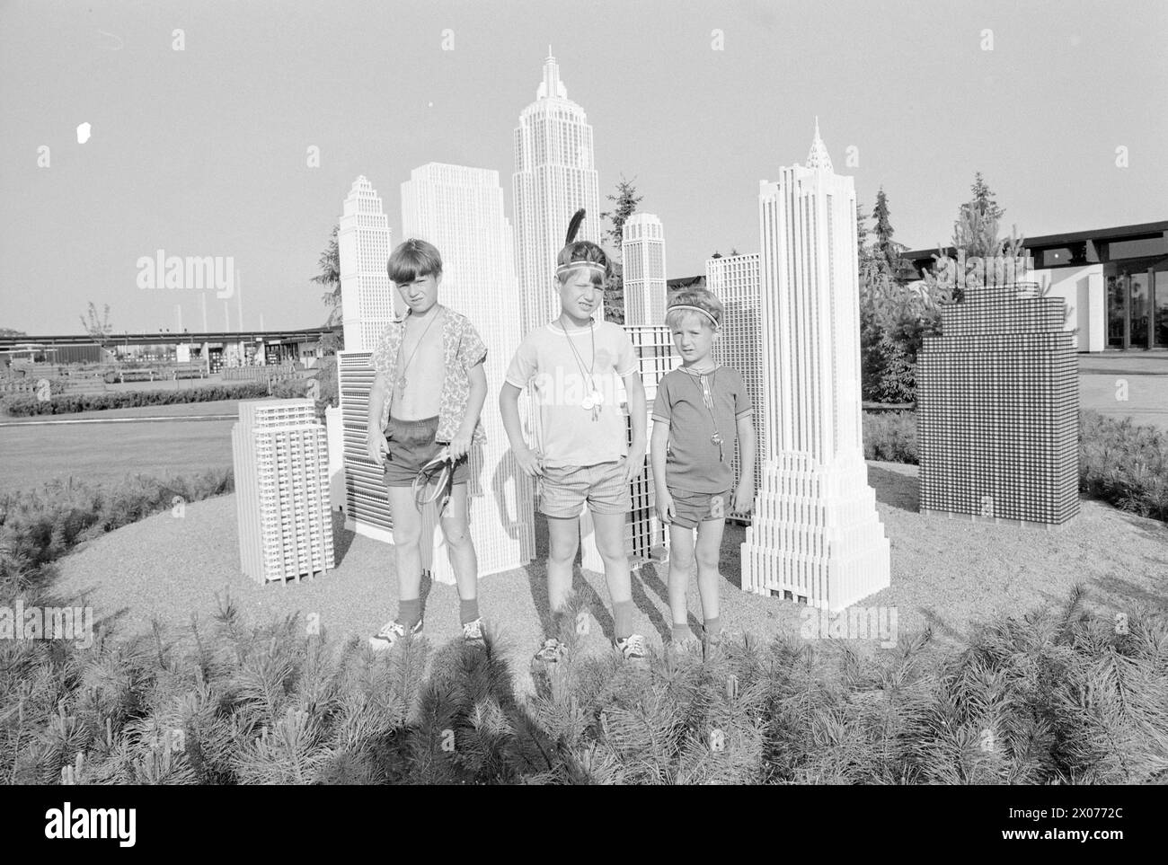 Current 30 - 6 - 1973: Playland for Young and oldLegoland è un mini-regno che vive solo sul turismo. L’anno scorso, questo mondo fantastico vicino a Billund in Danimarca è stato visitato da non meno di 777.000 persone entusiaste – giovani e anziani. Il picco della visita in un giorno è di 20.000 persone. Legoland è un mondo di avventura per bambini, ma attrae ancora più adulti. L'anno scorso, il 70% dei visitatori erano adulti. È stata inoltre costruita una parte centrale della giungla dei grattacieli di New York. I nostri tre amici norvegesi Morten, Petter e Gjermund sono qui di fronte, tra le altre cose, all'Empire Stat Foto Stock