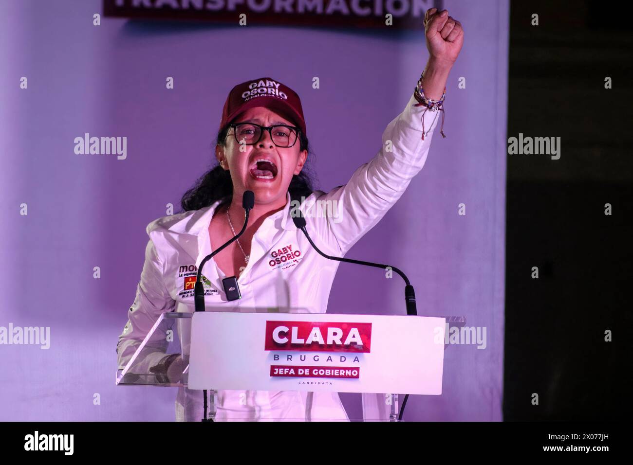 Città del Messico, Messico. 09 aprile 2024. Gaby Osorio, candidato a sindaco di Tlalpan per la coalizione "continuiamo a fare la storia", parla durante un'assemblea territoriale con i residenti del quartiere di Mesa Los Hornos presso l'Ufficio del Sindaco di Tlalpan. Credito: SOPA Images Limited/Alamy Live News Foto Stock