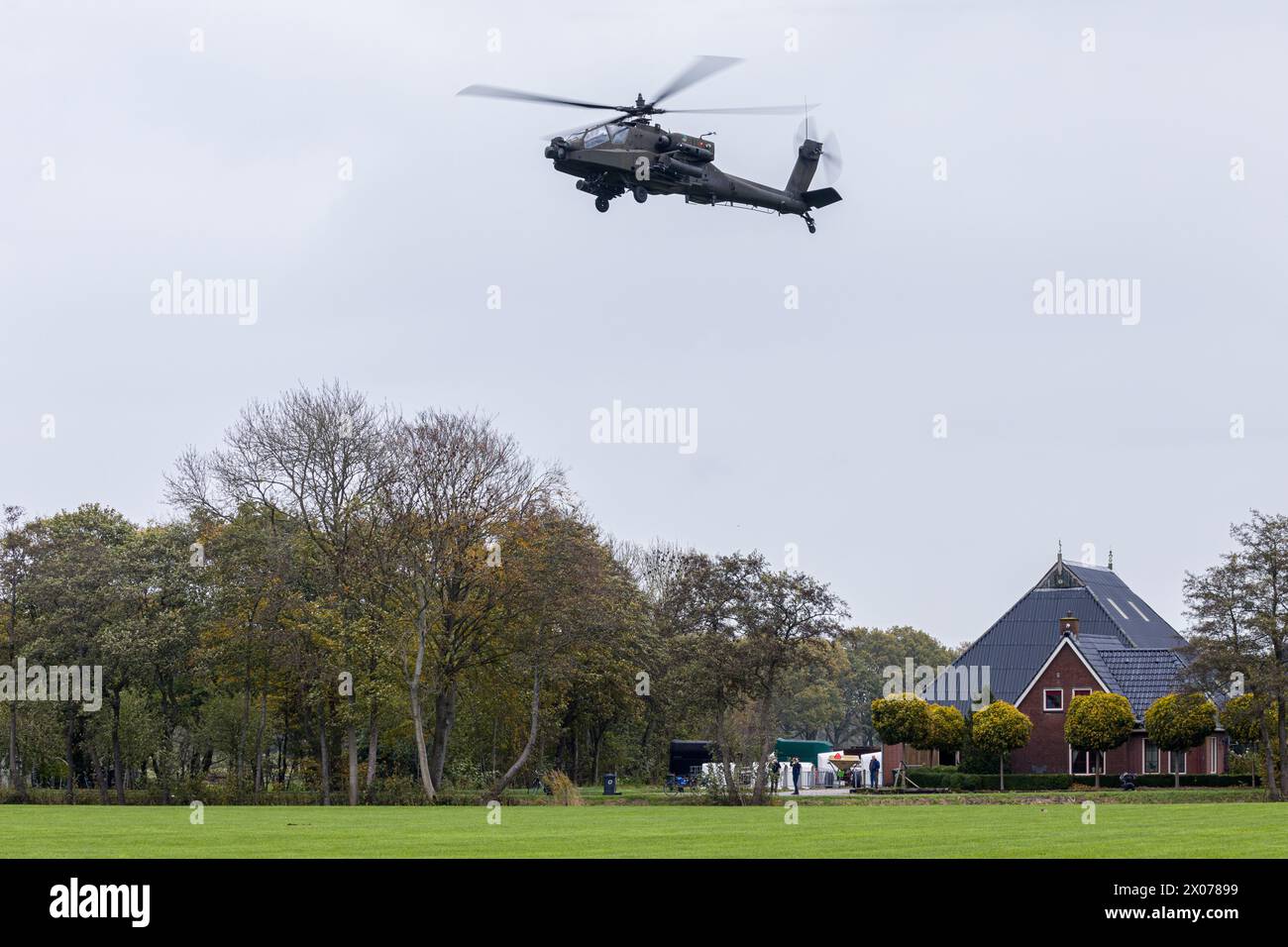 Drachten Netherlands, 10 novembre 2022: Un AH-64 Apache che si libra su una fattoria olandese, Falcon Autumn Exercise Foto Stock
