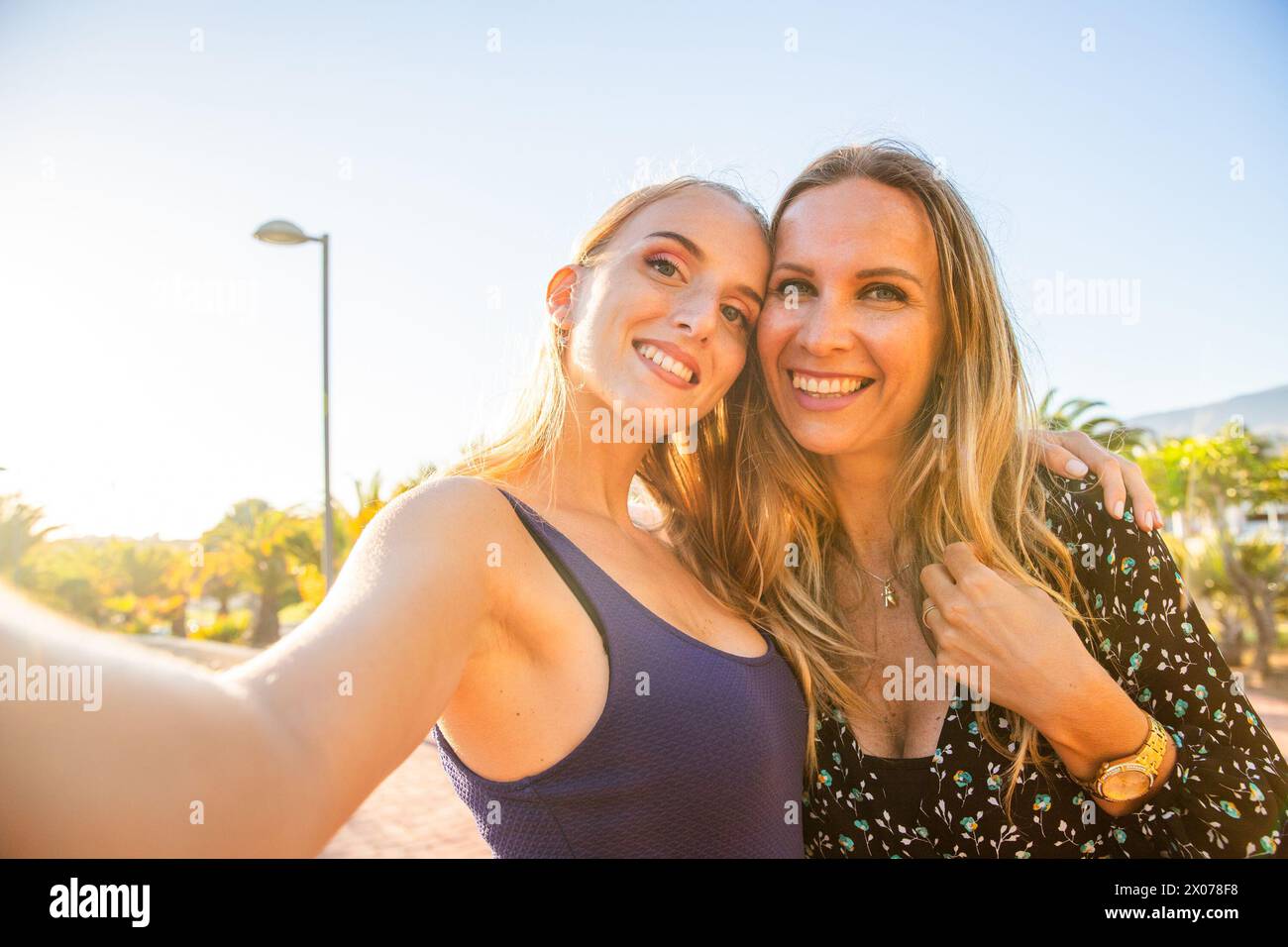 Una madre e sua figlia si fanno un selfie durante un pomeriggio al parco pubblico Foto Stock