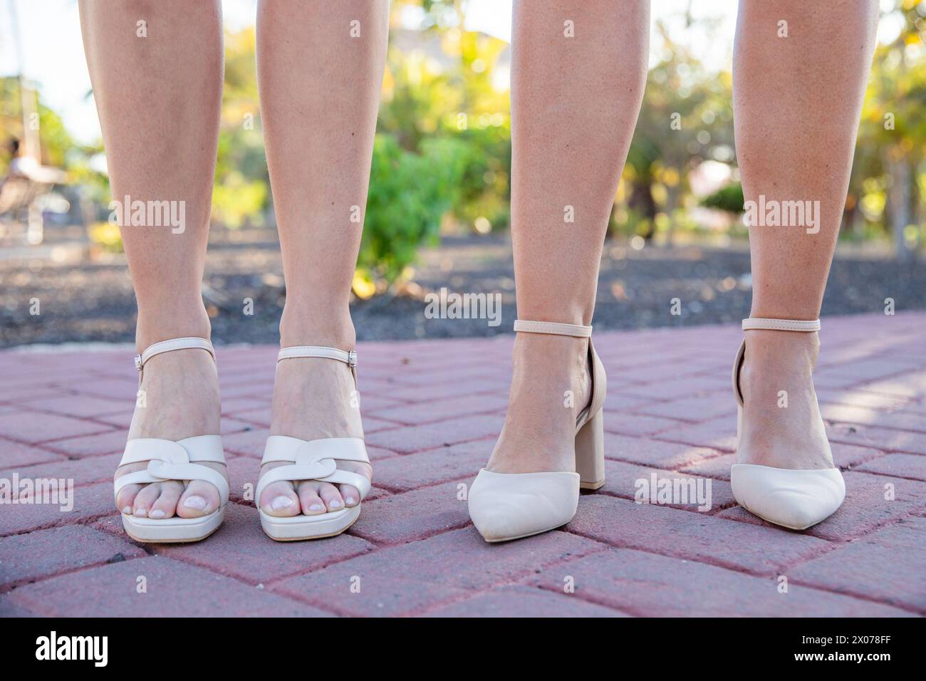 Primo piano di due piedi da donna con tacco, concetto di femminilità. Foto Stock