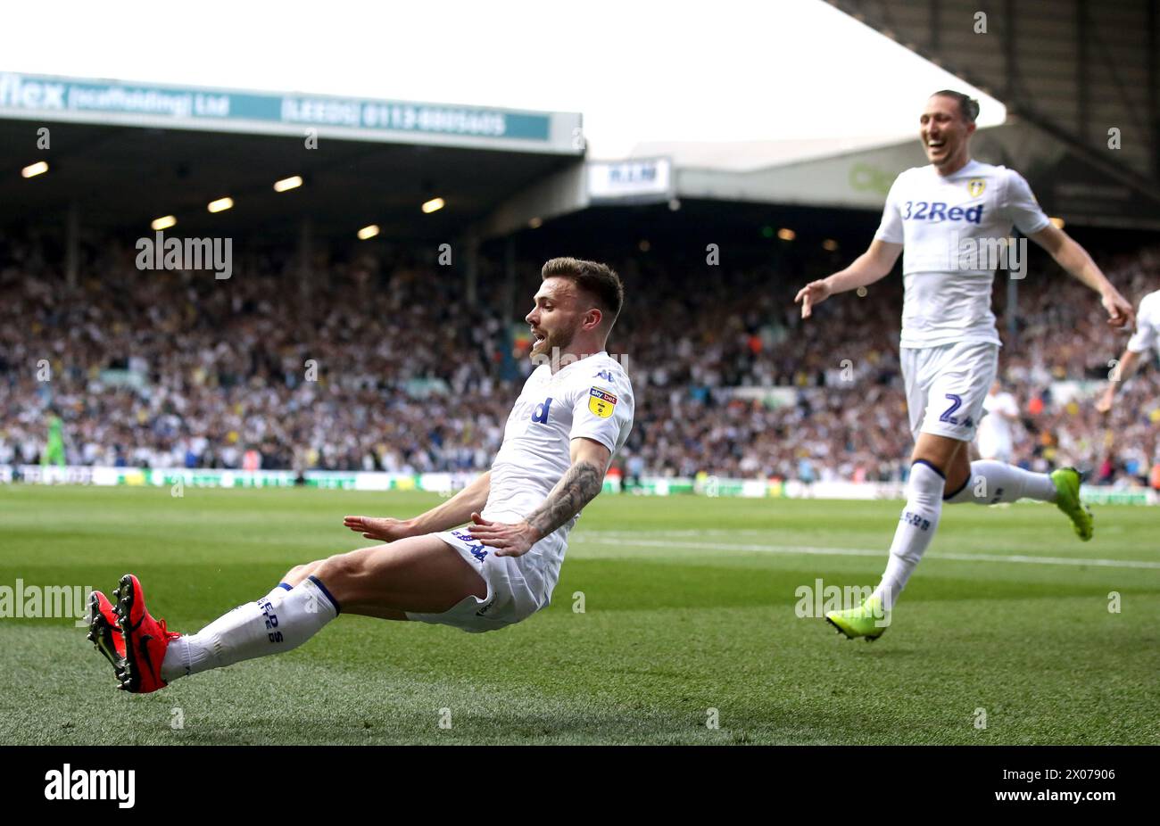 La foto del file del 15-05-2019 di Stuart Dallas (a sinistra) del Leeds United celebra il primo gol della partita. Il centrocampista di Leeds e dell'Irlanda del Nord Stuart Dallas ha annunciato il suo ritiro dal football professionistico. Data di pubblicazione: Mercoledì 10 aprile 2024. Foto Stock