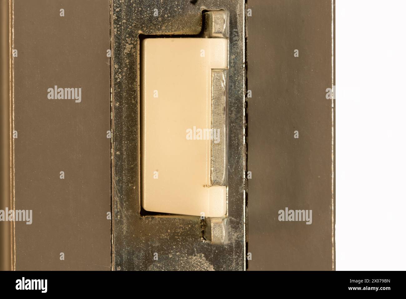 Primo piano della moderna serratura della portiera con plastica bianca e metallo. Foto Stock