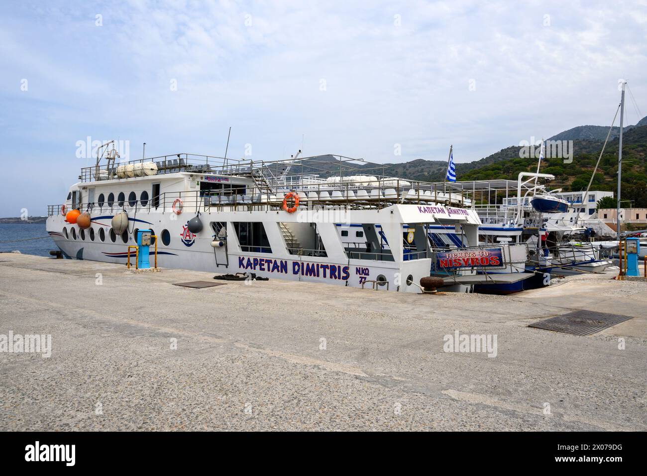 Nisyros, Grecia - 10 maggio 2023: Barche da escursione ormeggiate nel porto di Mandrakia sull'isola di Nisyros. Dodeca Foto Stock