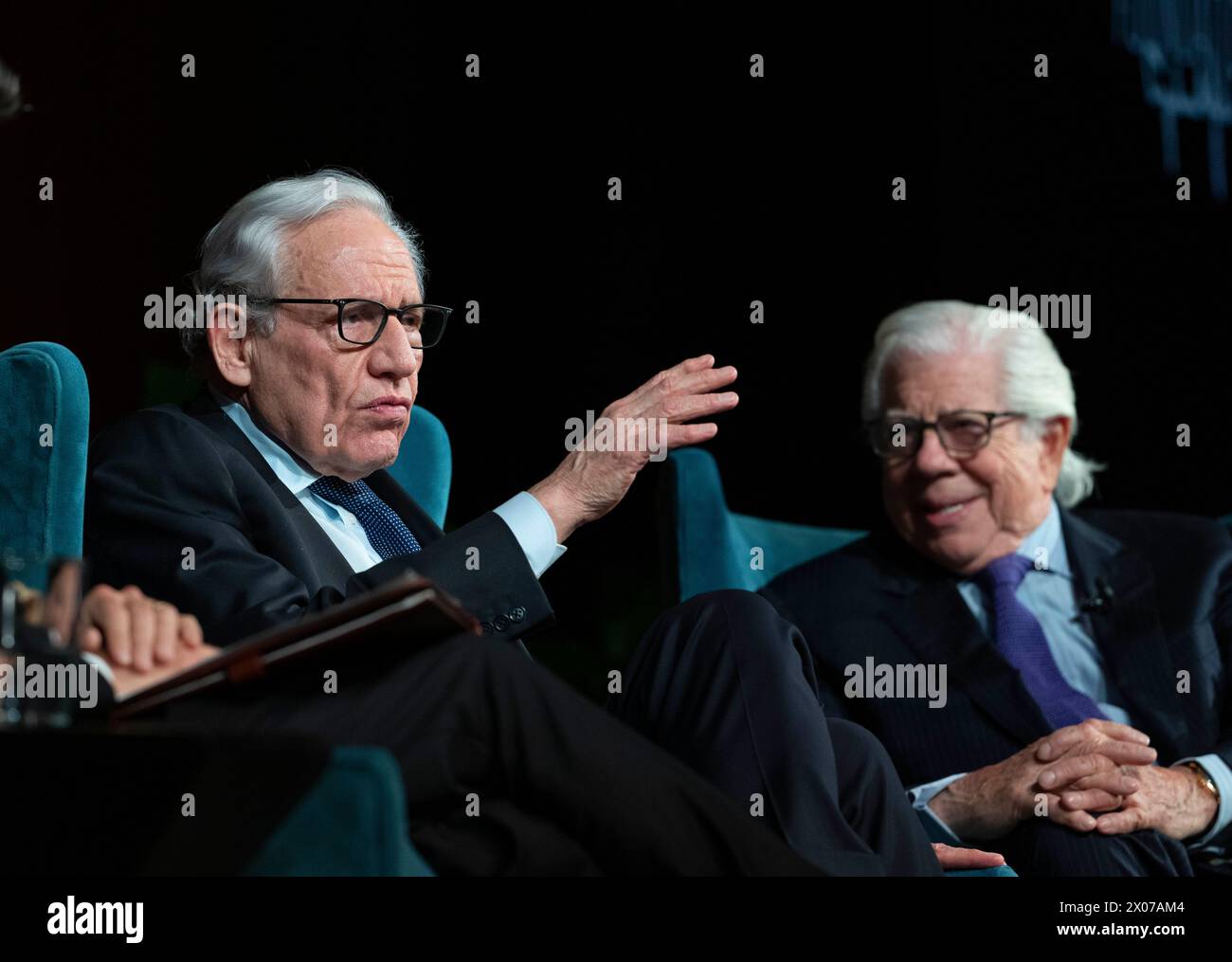 Austin Texas USA, 9 aprile 2024: I leggendari ex giornalisti del Washington Post BOB WOODWARD (a sinistra) e CARL BERNSTEIN parlano del suo ruolo nello scandalo Watergate del 1972-1974, che alla fine ha fatto cadere il presidente Richard Nixon, durante i due giorni Trust.News.Democracy. forum sul giornalismo alla LBJ Presidential Library. Gli ex colleghi del Post hanno anche discusso delle sfide che i giornalisti devono affrontare oggi nell'età di 24/7 cicli di notizie e social media. Crediti: Bob Daemmrich/Alamy Live News Foto Stock