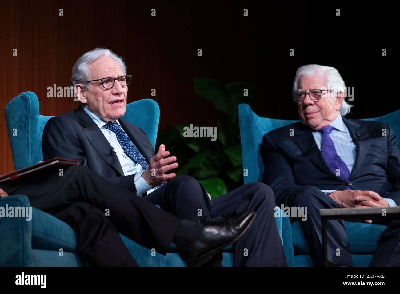 Austin Texas USA, 9 aprile 2024: I leggendari ex giornalisti del Washington Post BOB WOODWARD (a sinistra) e CARL BERNSTEIN parlano del suo ruolo nello scandalo Watergate del 1972-1974, che alla fine ha fatto cadere il presidente Richard Nixon, durante i due giorni Trust.News.Democracy. forum sul giornalismo alla LBJ Presidential Library. Gli ex colleghi del Post hanno anche discusso delle sfide che i giornalisti devono affrontare oggi nell'età di 24/7 cicli di notizie e social media. Crediti: Bob Daemmrich/Alamy Live News Foto Stock