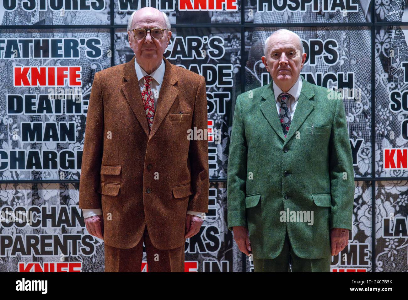 10/04/2024. Londra, gli artisti britannici Gilbert Prousch e George Passmore, noti come Gilbert & George celebrano un anno del Gilbert & George Centre di Londra, con la loro seconda mostra "LONDON PICTURES". Il più grande gruppo di immagini creato da Gilbert & George, le “LONDON PICTURES” offrono sia un elenco di comportamenti umani urbani che un ritratto morale dei nostri tempi. Brutali e declamatorie, queste immagini inquietanti e inquietanti sono state create dalla selezione e classificazione per soggetto di 3.712 manifesti di giornali, rubati da Gilbert & George per un certo numero di anni. Credito fotografico: Ray Tang. Foto Stock