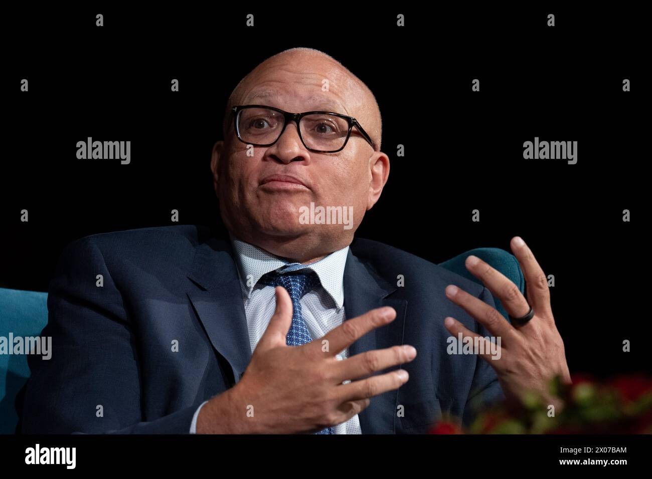 Il produttore, attore e comico vincitore del premio Emmy LARRY WILMORE parla del ruolo che la tecnologia sta giocando nella polarizzazione e nell'erosione della democrazia al forum di giornalismo Trust.News.Democracy il 9 aprile 2024 alla LBJ Presidential Library di Austin. Crediti: Bob Daemmrich/Alamy Live News Foto Stock