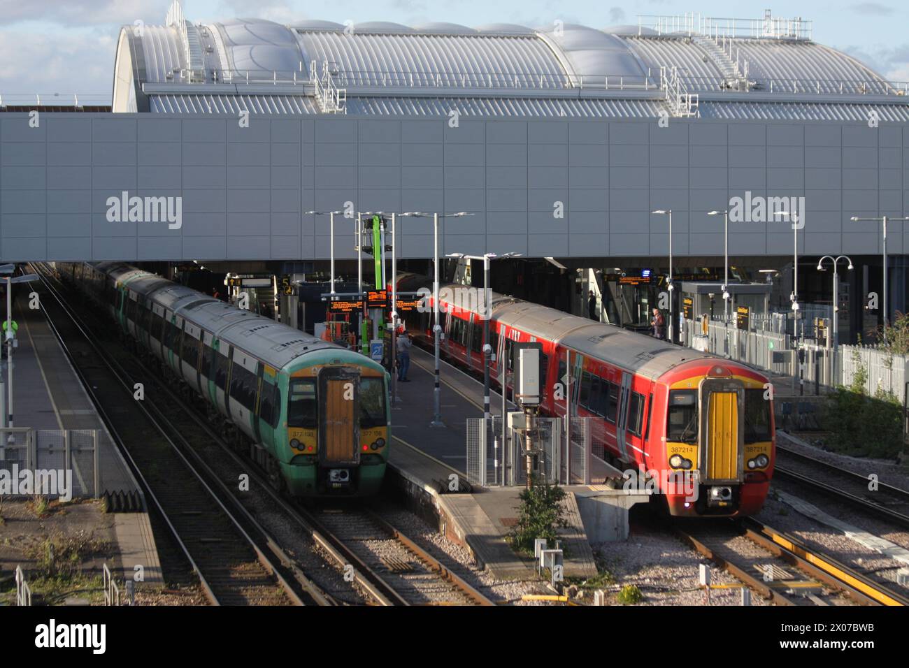 Treni Gatwick Express e Southern Rail presso la stazione dell'aeroporto di Gatwick, ristrutturata di recente Foto Stock
