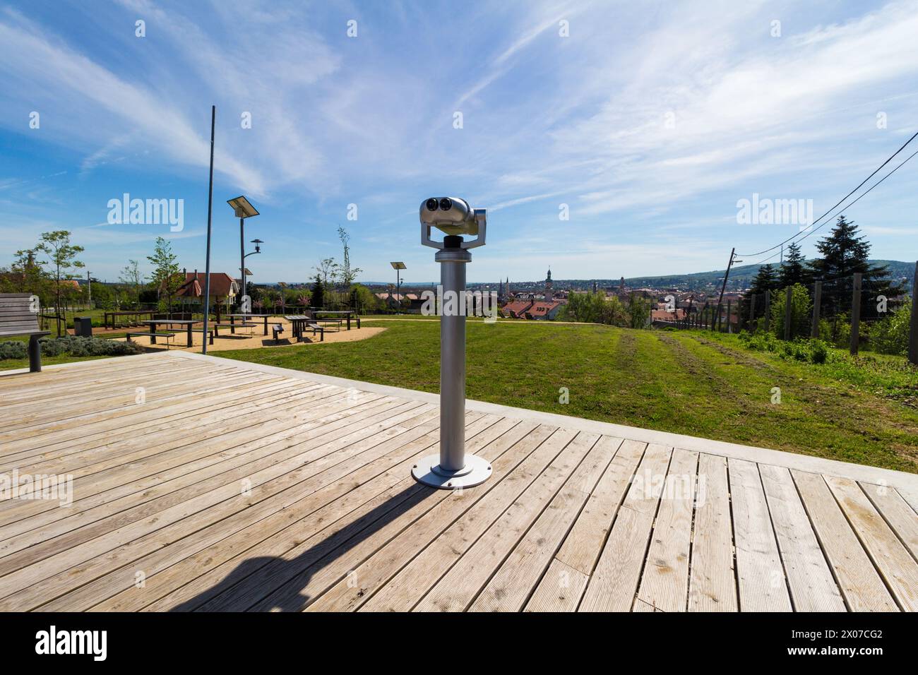 Vista del paesaggio urbano da Koronazo-domb (Collina di Corona), punto di osservazione del parco ricreativo, binocolo, Sopron, Ungheria Foto Stock