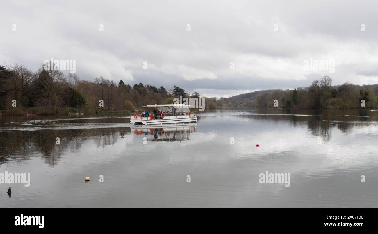 Catamarano elettrico, signorina Elizabeth, sul lago di Trentham Park Foto Stock