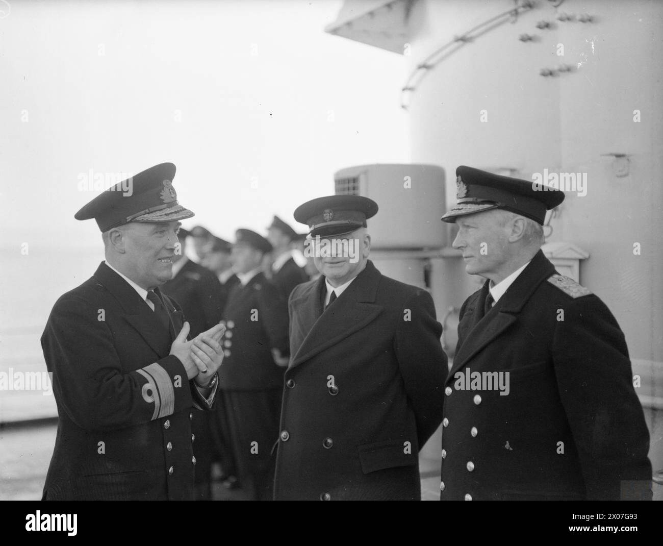 Nel gennaio 1943, A V Alexander, primo Lord dell'Ammiragliato, visitò la Home Fleet a Scapa Flow a bordo della HMS Belfast, incontrando il contrammiraglio Robert Burnett e l'ammiraglio Sir John Tovey. Foto Stock