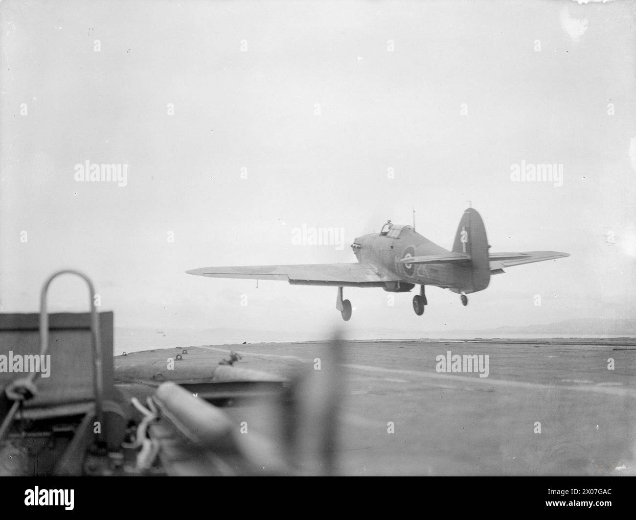 Dal 15 al 17 agosto 1943, la HMS Argus al largo di Lamlash celebra il suo Silver Jubilee di 25 anni e allena i piloti della Fleet Air Arm negli sbarchi di portaerei. Un Hawker Sea Hurricane sta decollando. Foto Stock