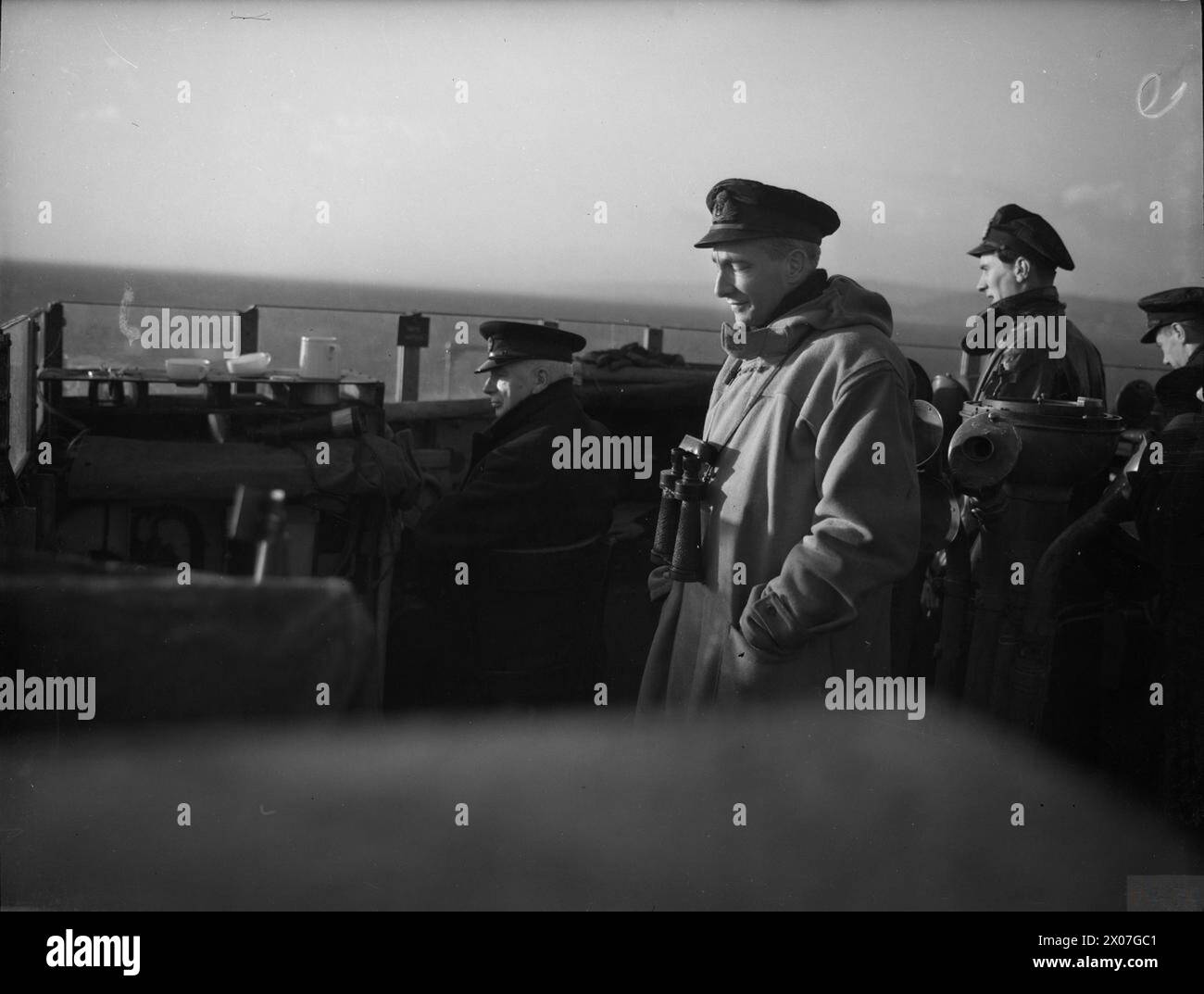 Il 15 gennaio 1943 a Scapa Flow, il signor A. V. Alexander, primo Lord dell'Ammiragliato, visitò la Home Fleet e si rivolse agli equipaggi a bordo del cacciatorpediniere HMS Eclipse. Foto Stock