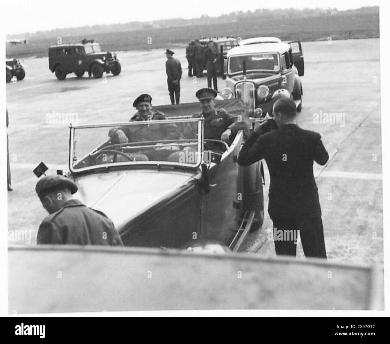 Il feldmaresciallo Montgomery e il maggiore generale Surtees lasciano un campo d'aviazione a Bruxelles in auto aperta durante una visita ufficiale di due giorni. Foto Stock