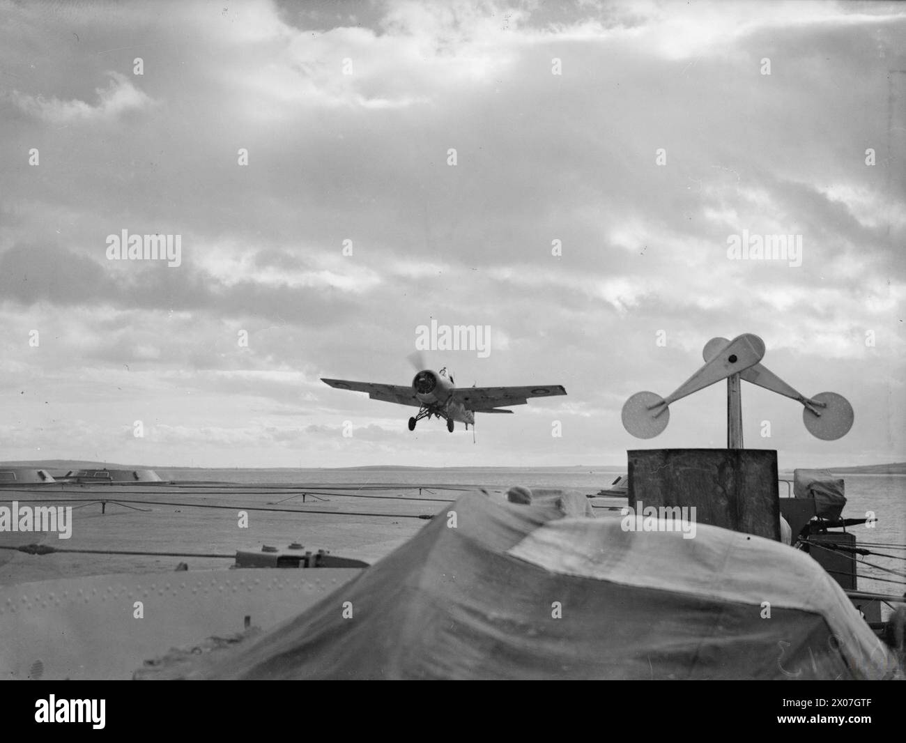 FLEET AIR ARM SERIE, A BORDO DELLA HMS VICTORIOUS. SETTEMBRE 1942. - Un caccia Grumman Martlet atterra Foto Stock