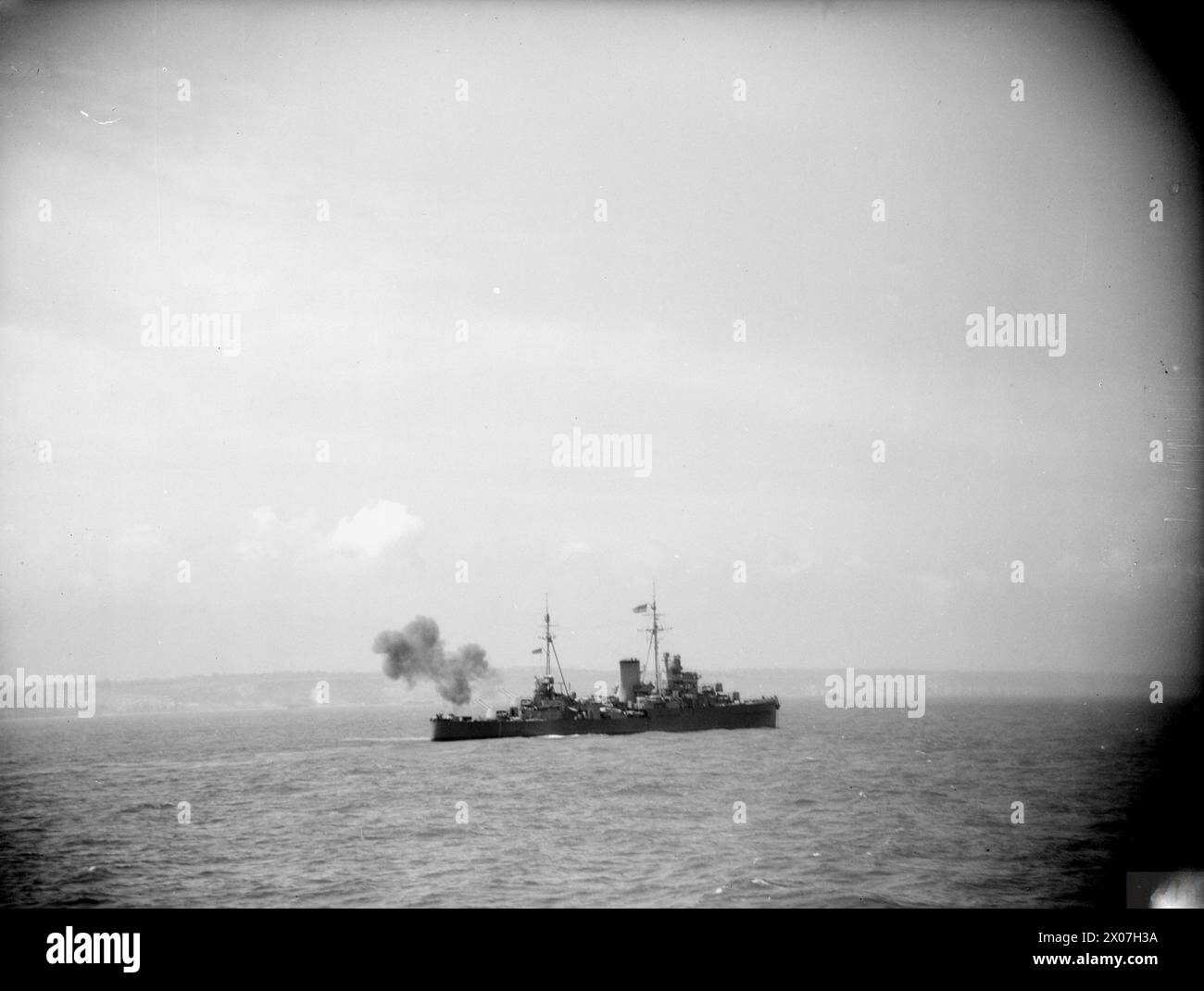Il 7 giugno 1944, il generale Eisenhower e l'ammiraglio Ramsay osservarono le spiagge di invasione dalla HMS Apollo per 4,5 ore, concedendo al generale Montgomery e all'ammiraglio Kirk. La HMS Ajax bombarda le posizioni nemiche durante l'operazione. Foto Stock Il 7 giugno 1944, il generale Eisenhower e l'ammiraglio Ramsay osservarono le spiagge di invasione dalla HMS Apollo per 4,5 ore, concedendo al generale Montgomery e all'ammiraglio Kirk. La HMS Ajax bombarda le posizioni nemiche durante l'operazione. Foto Stock