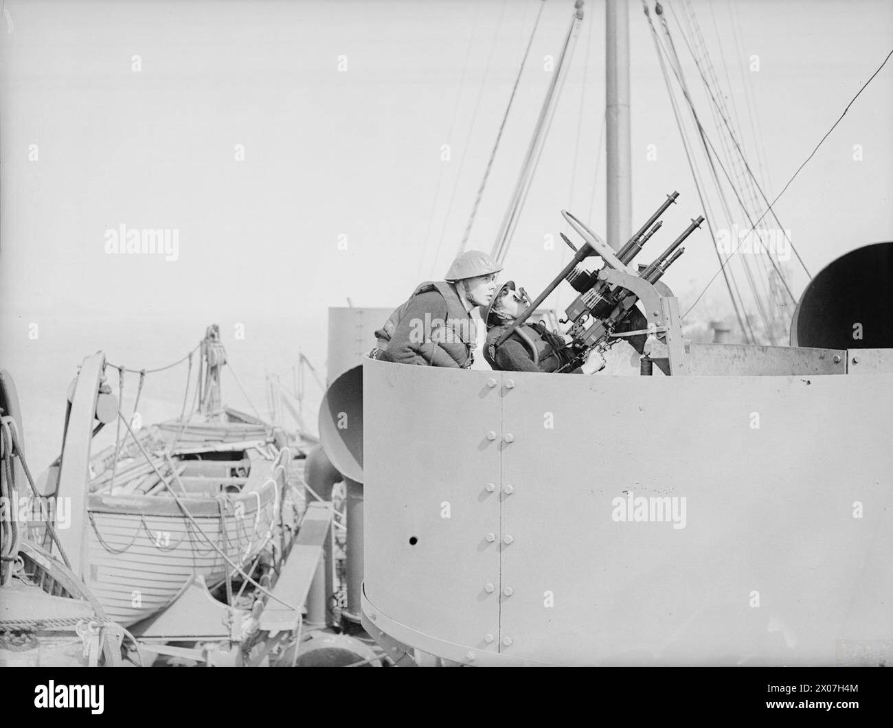 Il 7 maggio 1942, l'equipaggio della Twin Hotchkiss a bordo della nave da trasporto SS Scythia a Liverpool si preparò ad aprire il fuoco nelle stazioni d'azione. Foto Stock