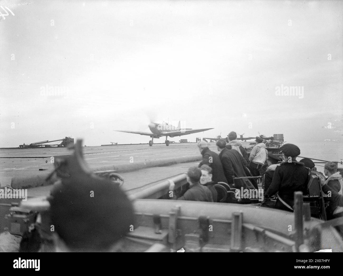 Il 15–17 agosto 1943, la HMS Argus, che festeggiava i 25 anni di servizio, addestrò i piloti della Fleet Air Arm nelle operazioni di atterraggio delle portaerei al largo di Lamlash. Foto Stock