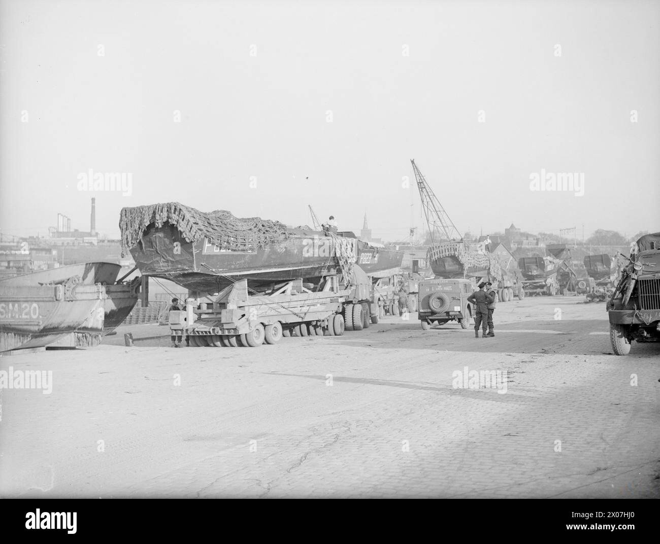I mezzi da sbarco sono caricati sui trasportatori a Nijmegen, nei Paesi Bassi, il 22 marzo 1945 mentre la Force U si prepara a spostare truppe ed equipaggiamenti per l'attraversamento del Reno. Foto Stock