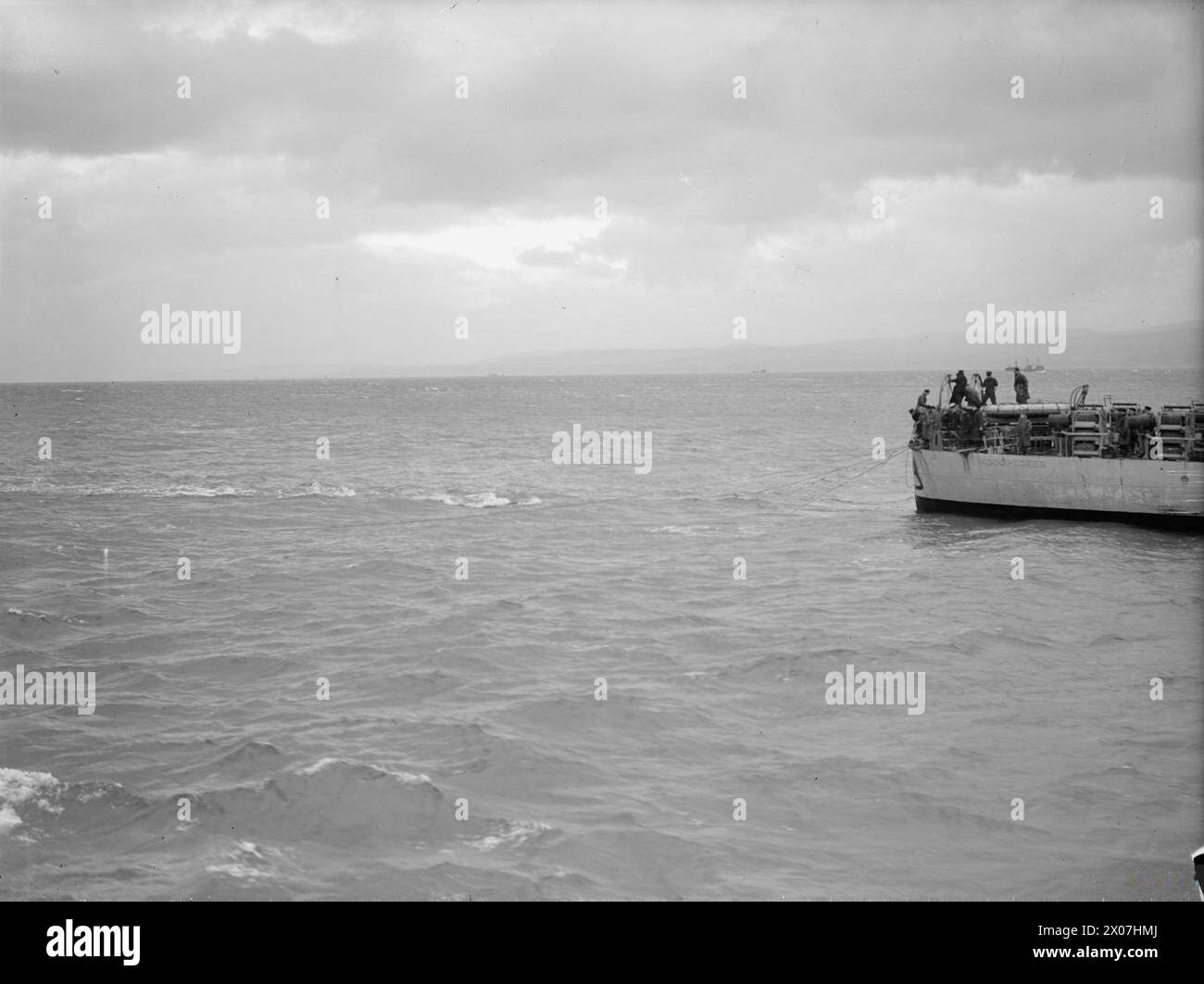 Le prove di foxer e di reti anti-siluro furono condotte al largo di Greenock il 21-22 dicembre 1943, usando i galleggianti Orapesa per contrastare i siluri magnetici. Foto Stock