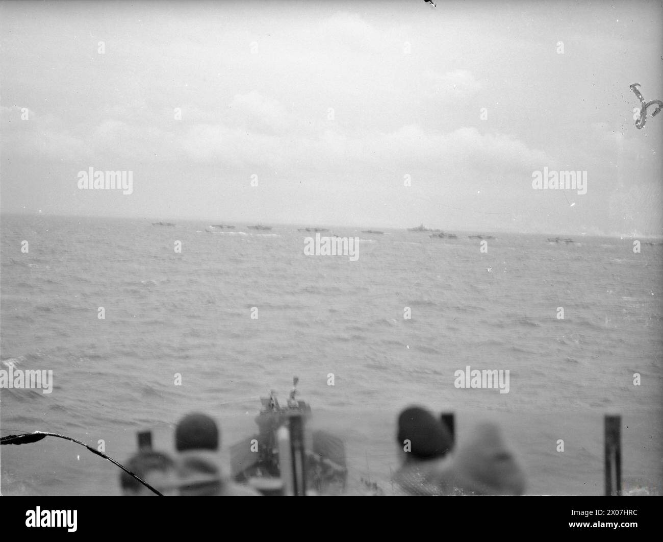 Il 6 giugno 1944, durante il D-Day, i mezzi da sbarco alleati furono visti dalla HMS Beagle mentre si avvicinavano alla Normandia come parte delle operazioni della Royal Navy. Foto Stock
