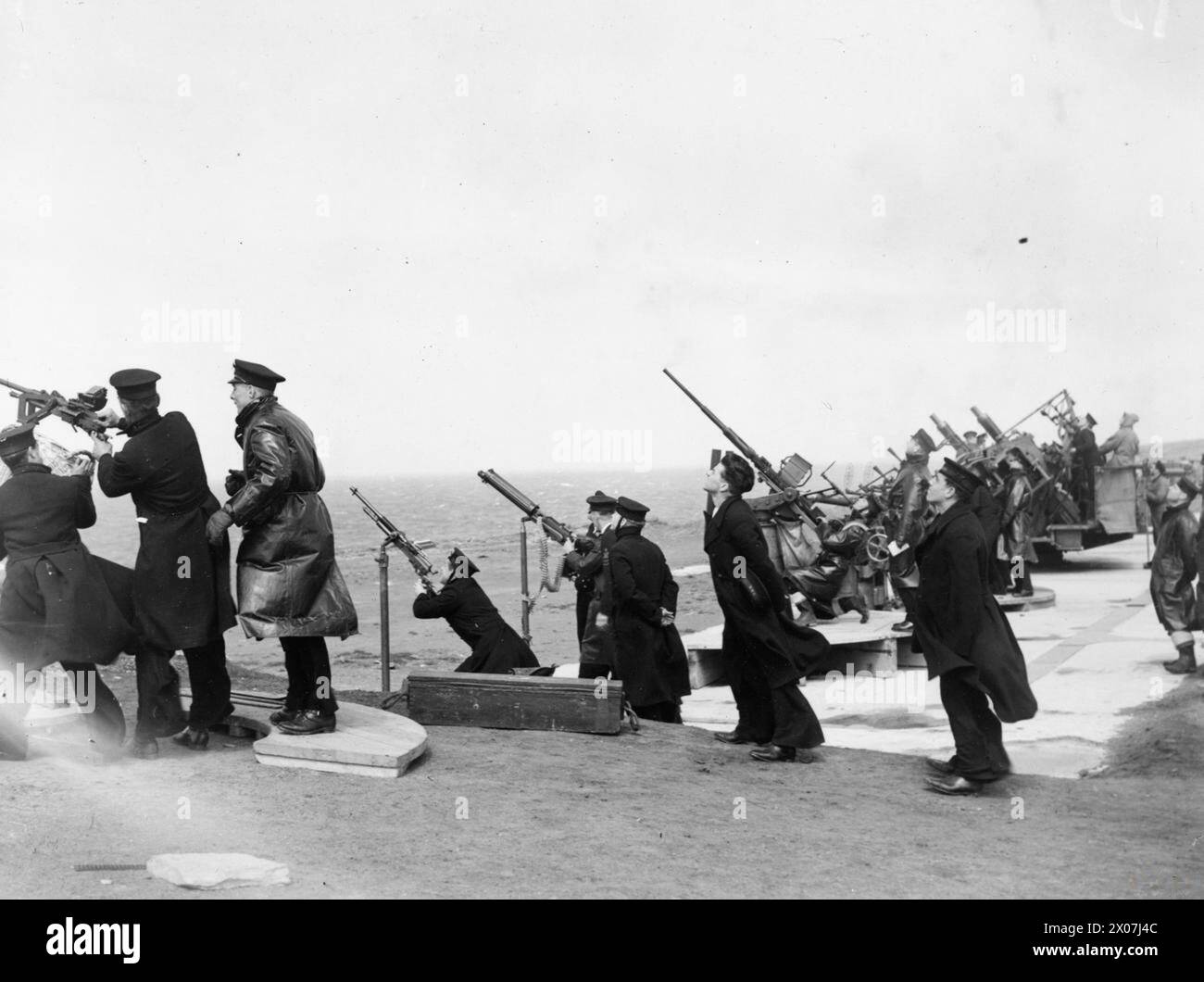 I marinai della HMS Wheatland praticarono combattimenti terrestri con fucili, baionette, armi automatiche e cannoni antiaerei a corto raggio sulla Northern Range, Orkneys, 1-3 giugno 1942. Foto Stock