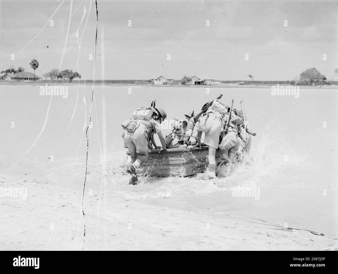 Nel settembre 1943, il personale della Royal Marine Group Mobile Naval base Defence condusse addestramento a Ceylon presso l'11th Battalion Royal Marines Battlecourse, lanciando mezzi d'assalto. Foto Stock