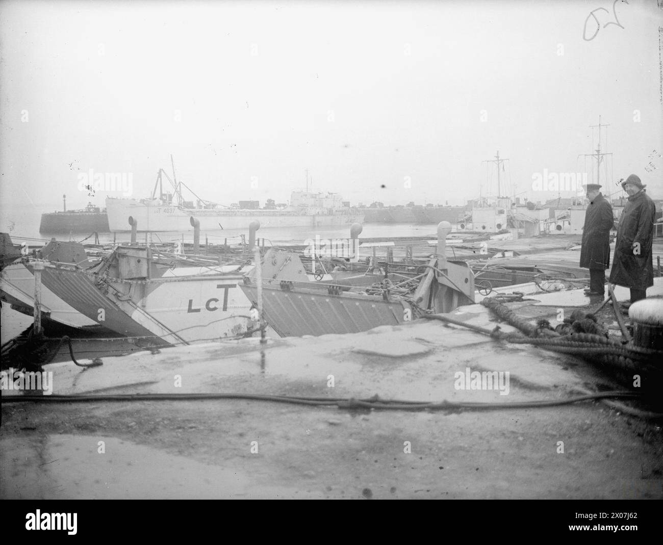 Tre mezzi da sbarco sono ormeggiati nel bacino principale di Troon, Scozia, illustrando le basi operative combinate nel luglio 1945. Foto Stock