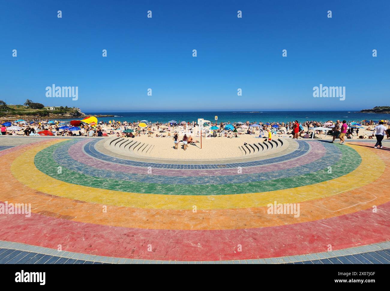 Scalinata arcobaleno di Coogee Beach: Soleggiate vibrazioni costiere australiane Foto Stock