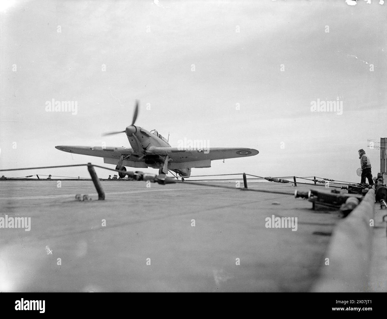 Dal 15 al 17 agosto 1943, la HMS Argus, che festeggiava 25 anni di servizio, fu utilizzata per addestrare i piloti della Fleet Air Arm negli sbarchi di portaerei al largo di Lamlash, con un Hawker Sea Hurricane che osservò atterrare a bordo. Foto Stock