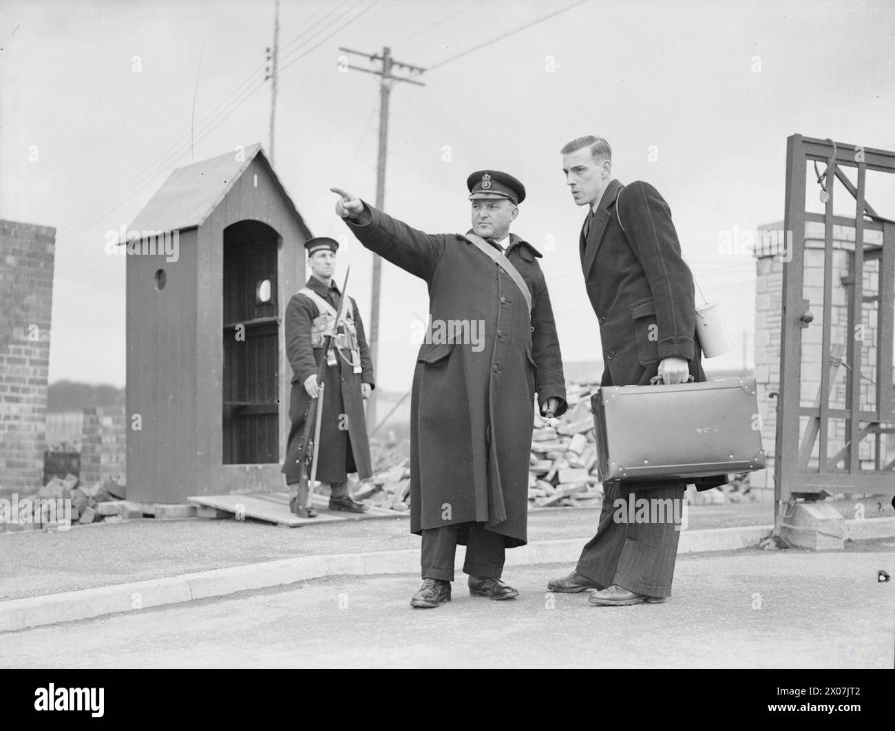 JOHN SMITH SI UNISCE ALLA MARINA. 1941, HMS RALEIGH, BASE DI ADDESTRAMENTO NAVALE, TORPOINT, PLYMOUTH. SERIE CHE SEGUE IL PROGRESSO DI UN UOMO (JOHN SMITH) CHE SI UNISCE ALLA MARINA E ATTRAVERSO L'ADDESTRAMENTO. - 'Rapporto all'ufficiale di guardia sul Quarterdeck', Smith fu istruito al suo arrivo Foto Stock