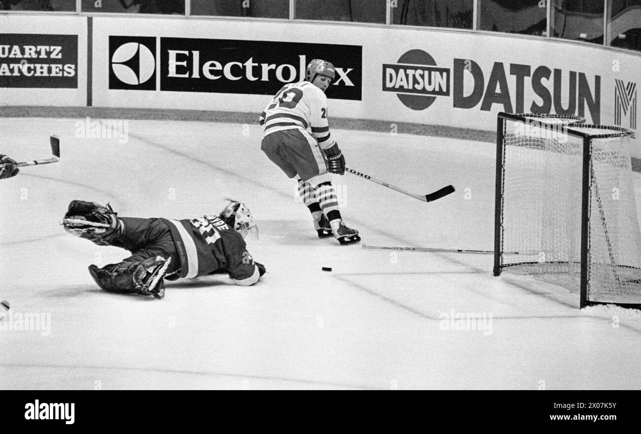 CAMPIONATO DEL MONDO di hockey su ghiaccio in Svezia 1981 Canada-Tjeckoslovakien Jiri Lala salvato da Phillippe Myre Foto Stock