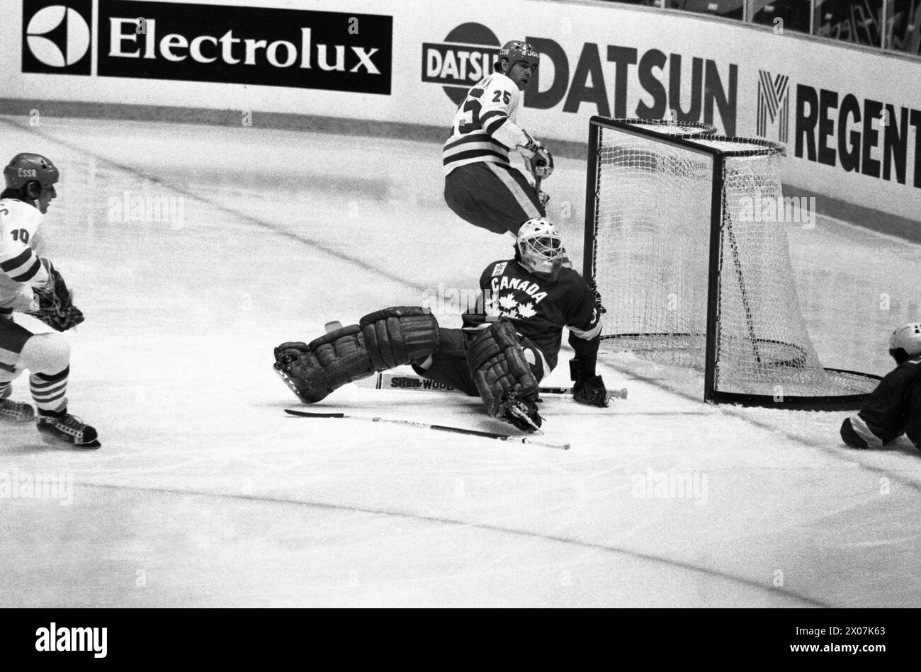 CAMPIONATO DEL MONDO di hockey su ghiaccio in Svezia 1981 Bohuslav Eberman ha testato il tiro contro Phil Myre in Canada goal nella partita Canada-Cecoslovacchia Foto Stock