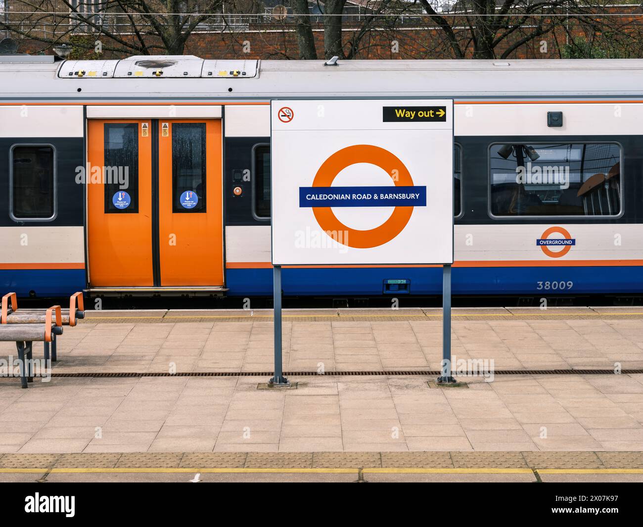 La stazione ferroviaria di Caledonian Road e Barnsbury si trova nel London Borough of Islington, North London. La stazione si trova sulla North London Lin Foto Stock