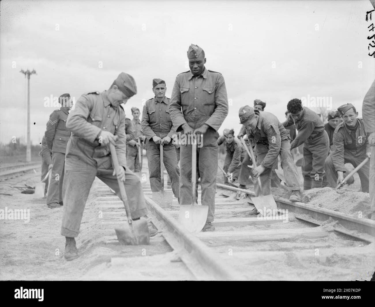L'unità palestinese A.M.P.C. viene mostrata mentre posa una linea ferroviaria in Francia durante le operazioni di guerra. Foto Stock