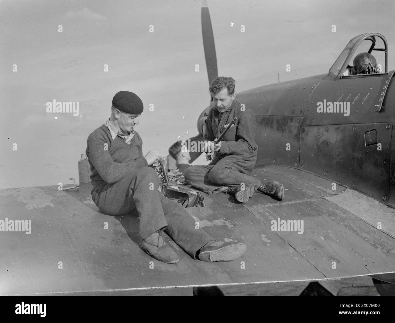 BATTAGLIA DELLA GRAN BRETAGNA 1940 - Armourers che puliscono i cannoni dell'Hawker Hurricane Mk i P3143 'NN-D' del No. 310 (Cecoslovacco) Squadron a Duxford, settembre 1940 Foto Stock