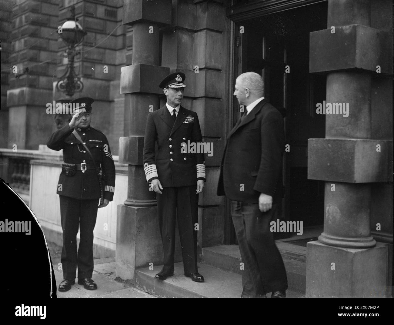 Il re incontra A V Alexander, primo Lord dell'Ammiragliato, e l'ammiraglio Sir Dudley Pound per salutare prima di lasciare l'Ammiragliato. Foto Stock